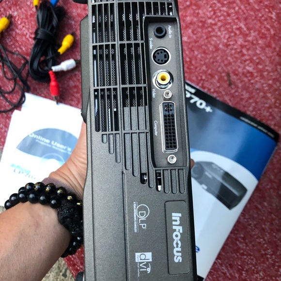 NEW PROJECTOR - Picture 3 of 12